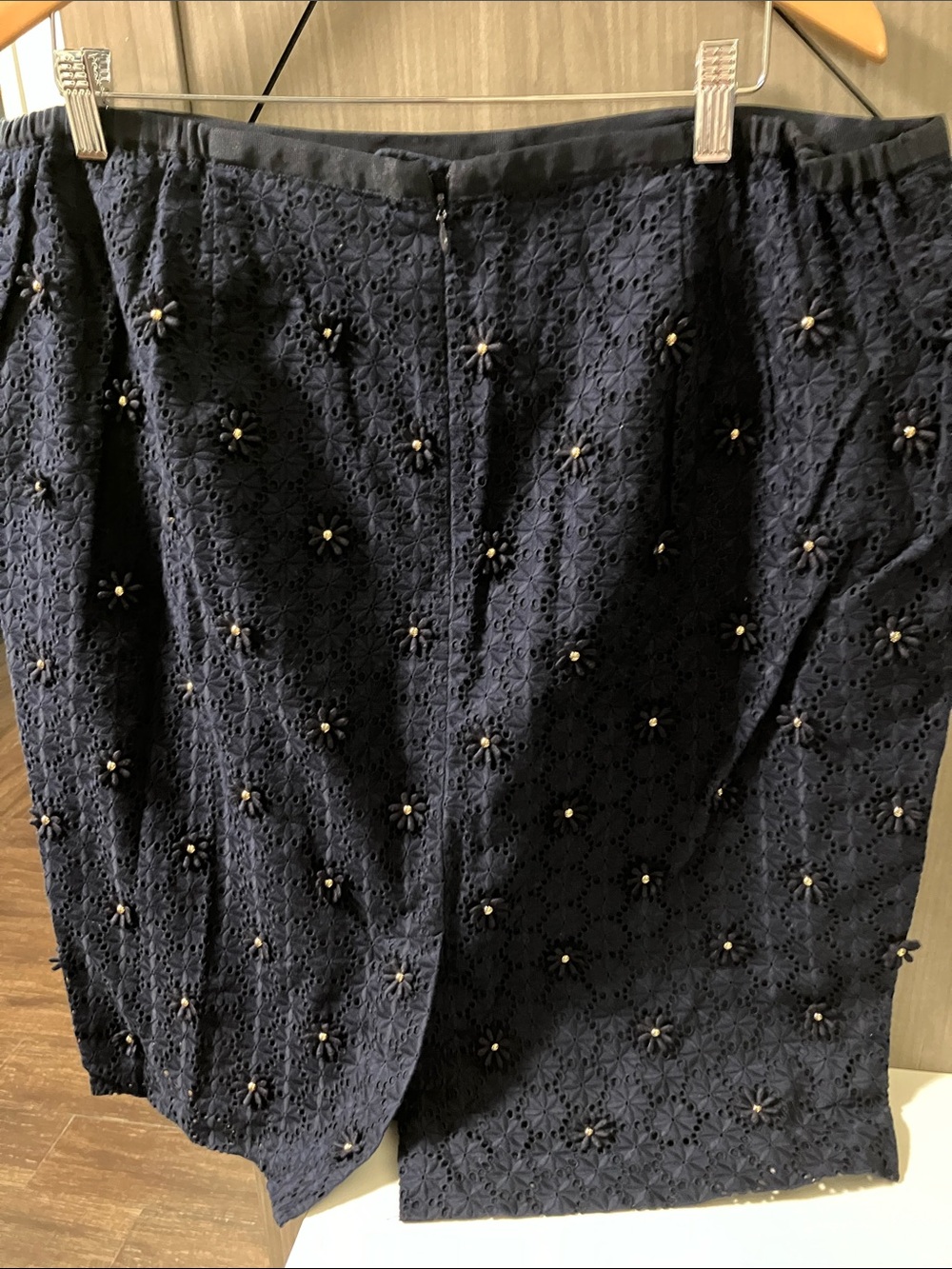 Talbots Navy Floral Eyelet Beaded Embroidered  Skirt. Size 16W - Picture 2 of 4